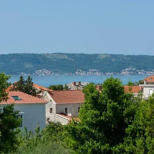 https://casteletti.hotels-in-trogir.com